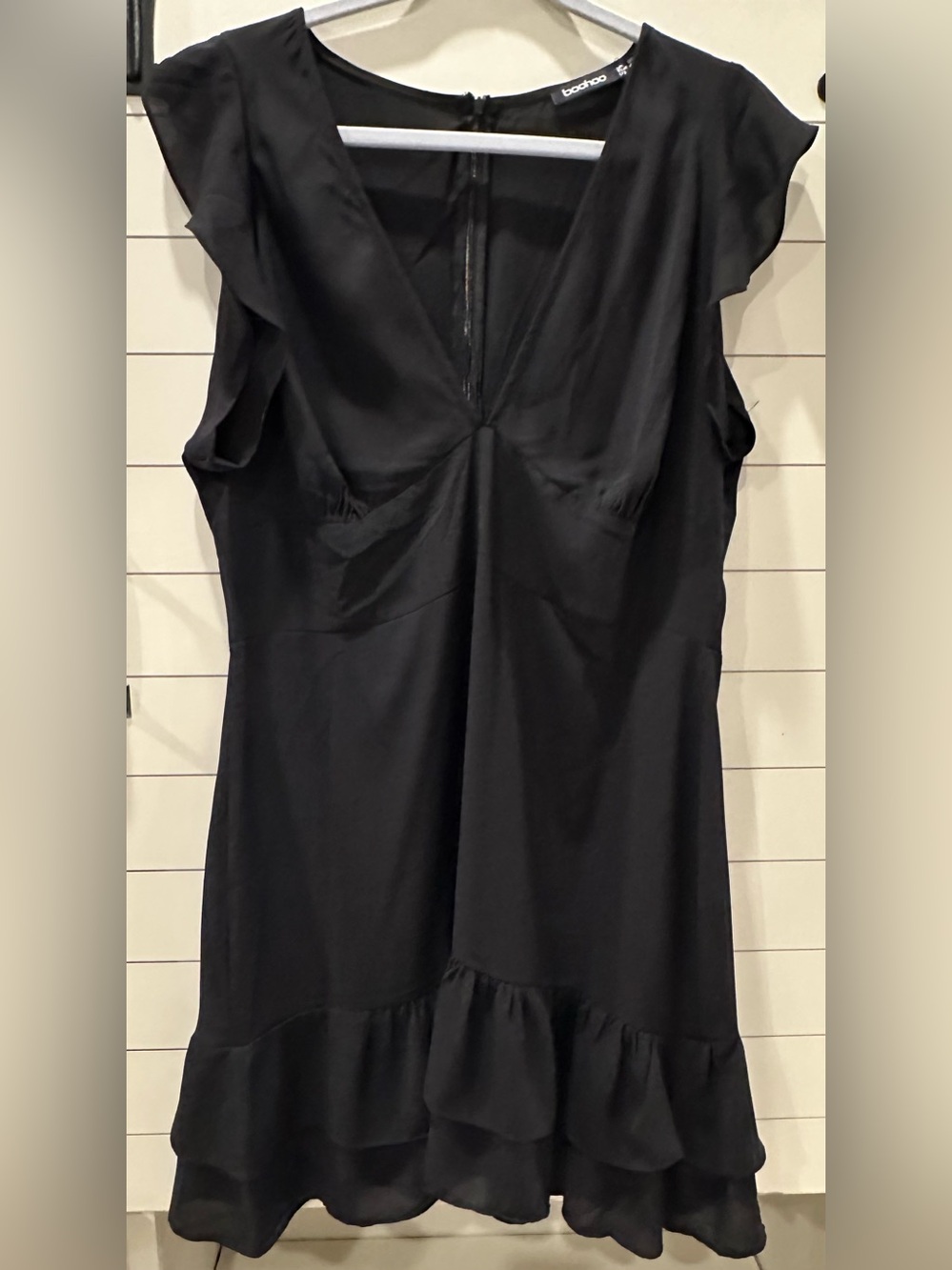 Like New Boohoo Black V-Neck Ruffle Hem Dress Size 16